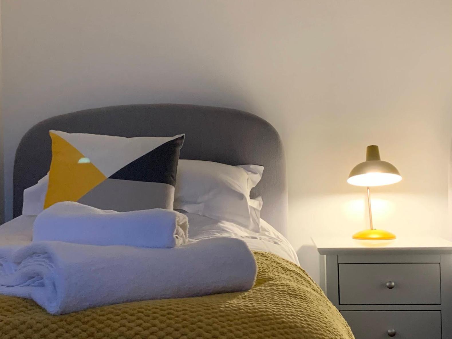Вилла Retro Retreat, Sea View, Free Parking & Ev Plug-In Уитби Экстерьер фото